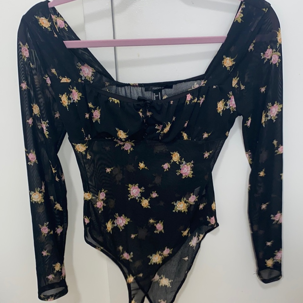FOREVER 21 FLORAL BODYSUIT. SIZE M